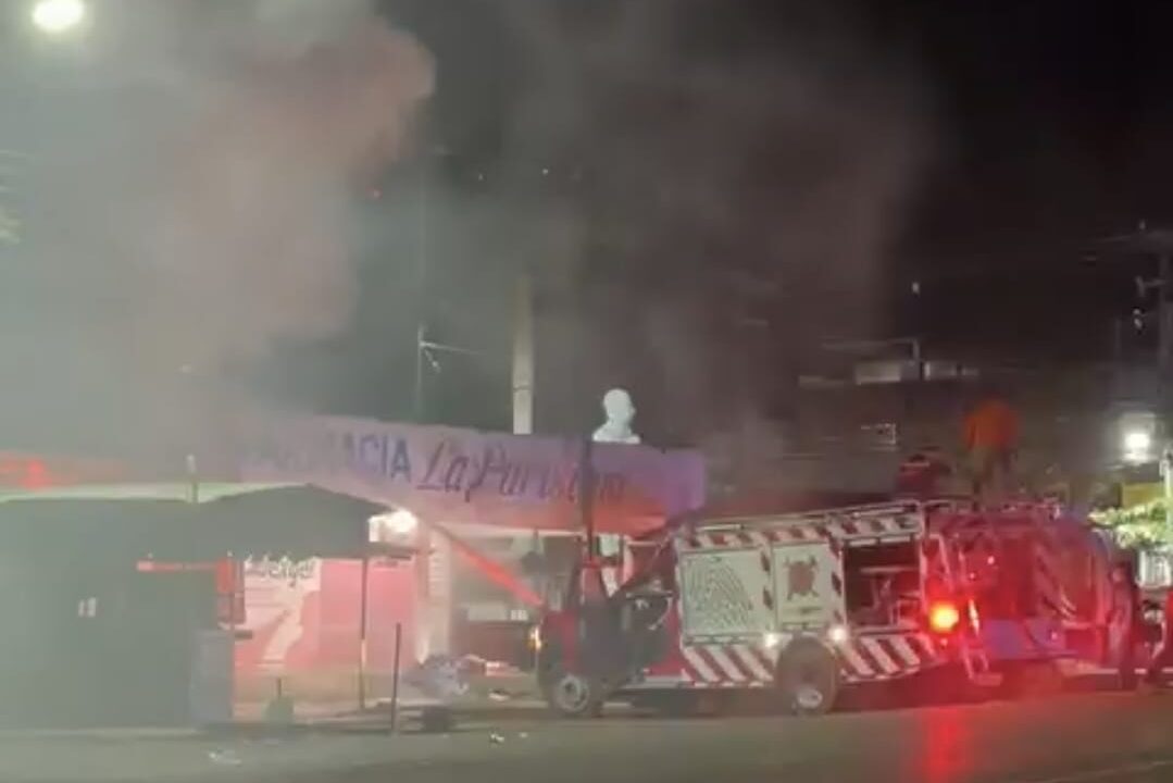 ARRASA FUEGO CON BODEGA DE UNA FARMACIA, EN LA UNO