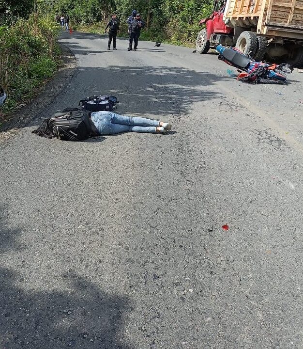 SE MATA AL CHOCAR CONTRA CAMIÓN; SU HIJA ESTÁ GRAVE