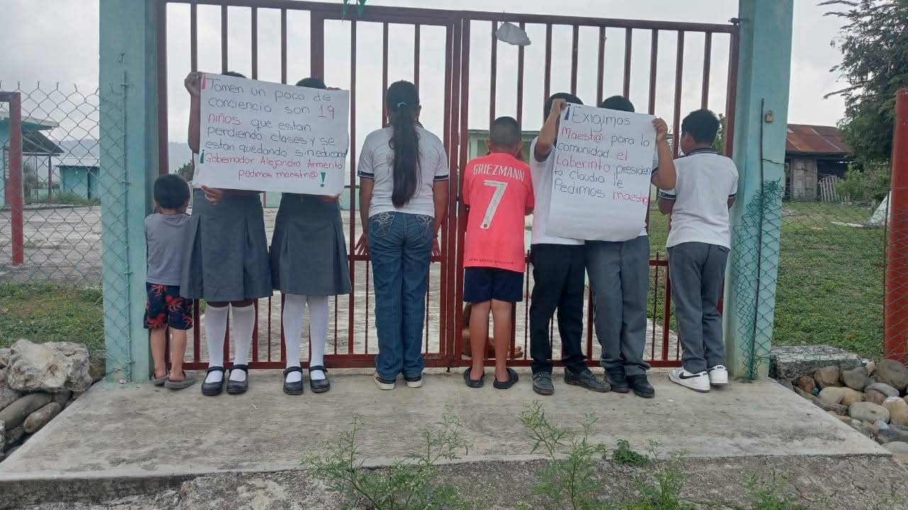 ALUMNOS EXIGEN MAESTROS EN EL LABERINTO